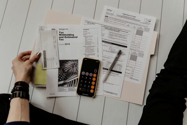 Foto realista de escritorio de contabilidad con monitores y documentos