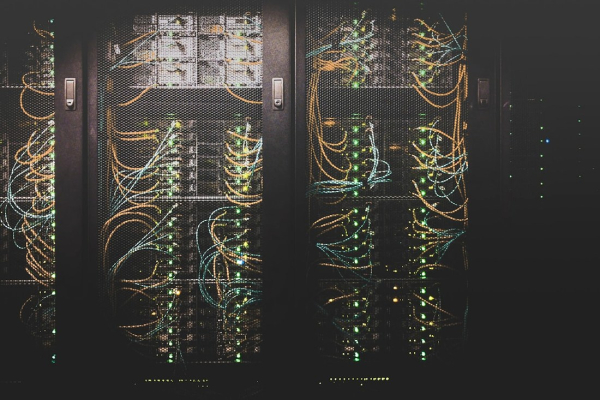Foto realista de racks de servidores con iluminación LED azul