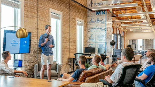 Foto realista de reunión de equipo de marketing y ventas con laptop