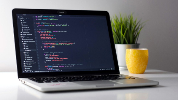 Ingeniera en crewneck negro frente a laptop con UI de enjambres de agentes de coding en azul neón