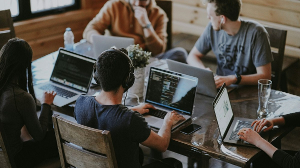 Equipo de producto revisando métricas de token spend y Router en pantalla compartida