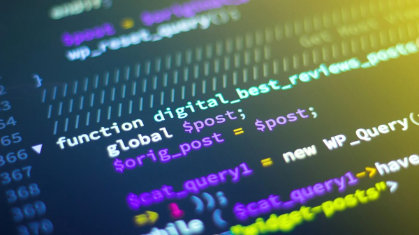 Close-up de código y panel de Agent Effectiveness en escritorio moderno