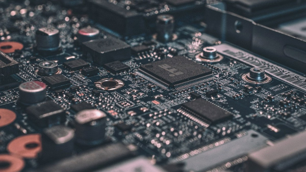 Circuito y chip bajo luz cian: densidad de inteligencia en hardware de consumo